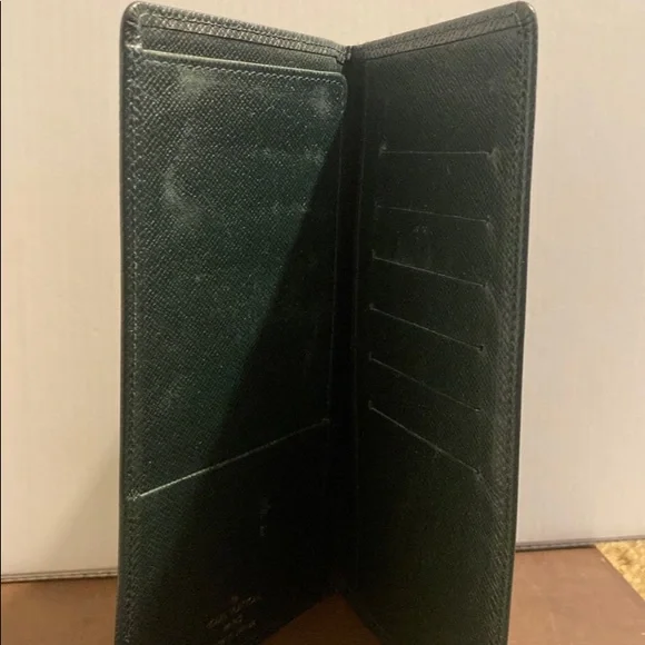 SOLDAuthentic Louis Vuitton Taiga Checkbook Holder - Picture 4 of 12